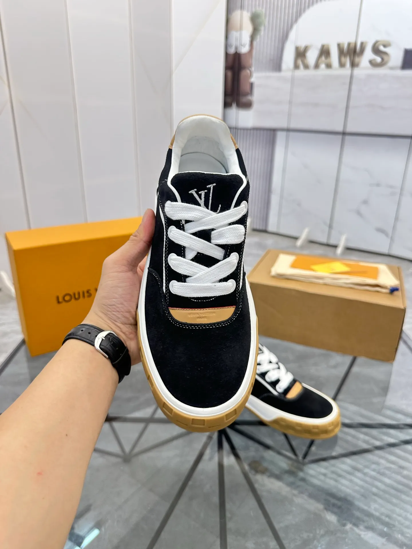 Men's shoes for sale 💰: 💰P660¥ Top quality Comes with airplane case Product trademark: LV* "Louis Vuitton*" low-top casual shoes Regular size: 35-44 (can be customized to 45) Couple style Product materials: imported nubuck leather upper, sheepskin lining, original outsole. Number: 819